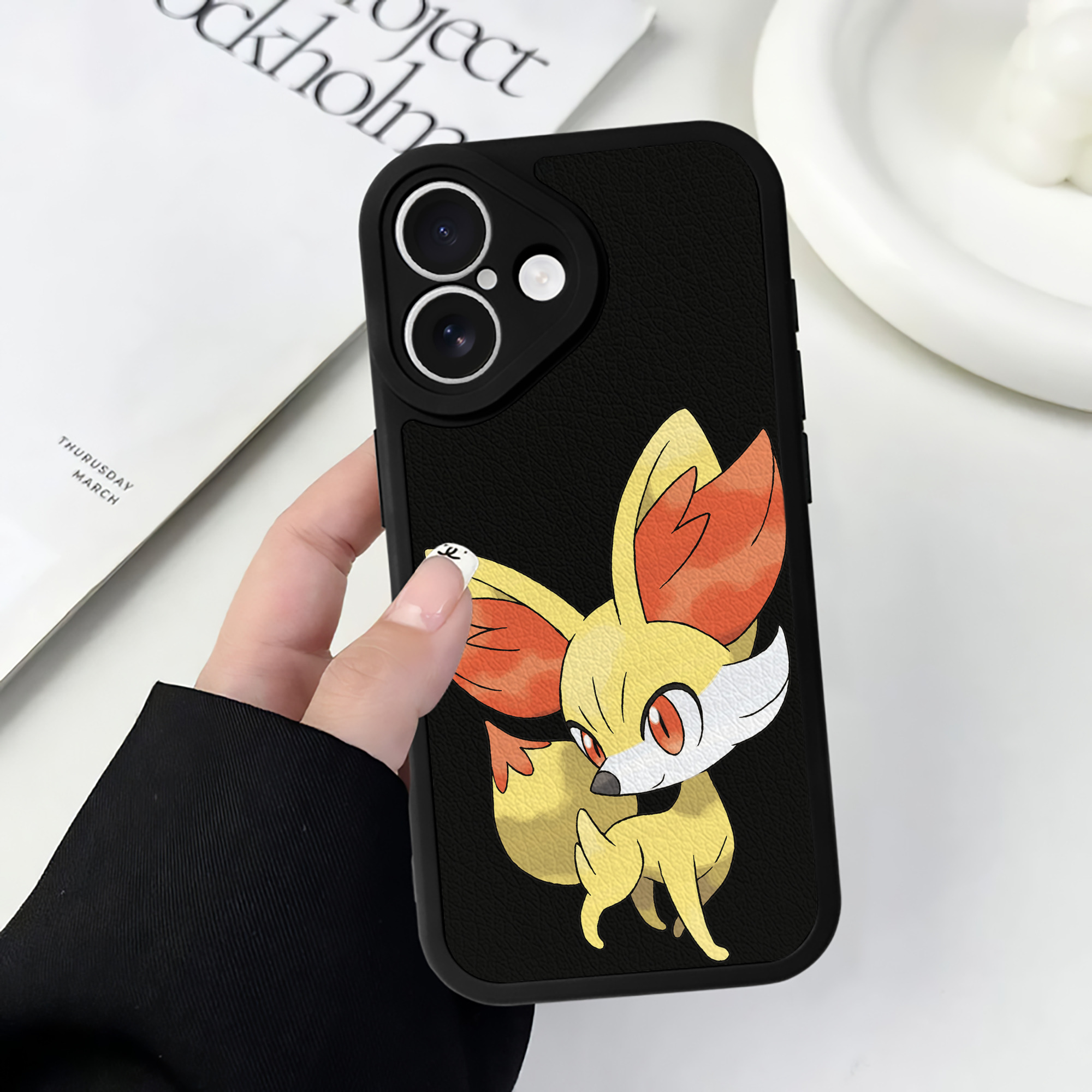 （画像用） ポケットモンスター Pokémon 【iPhone 16シリーズ対応】シリコンスマホケース（レザー調） 材質：シリコン